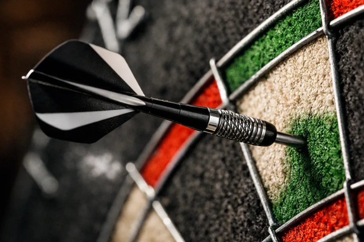 Nahaufnahme einer Dartscheibe mit Dart im Doppelfeld und Kreidemarkierungen