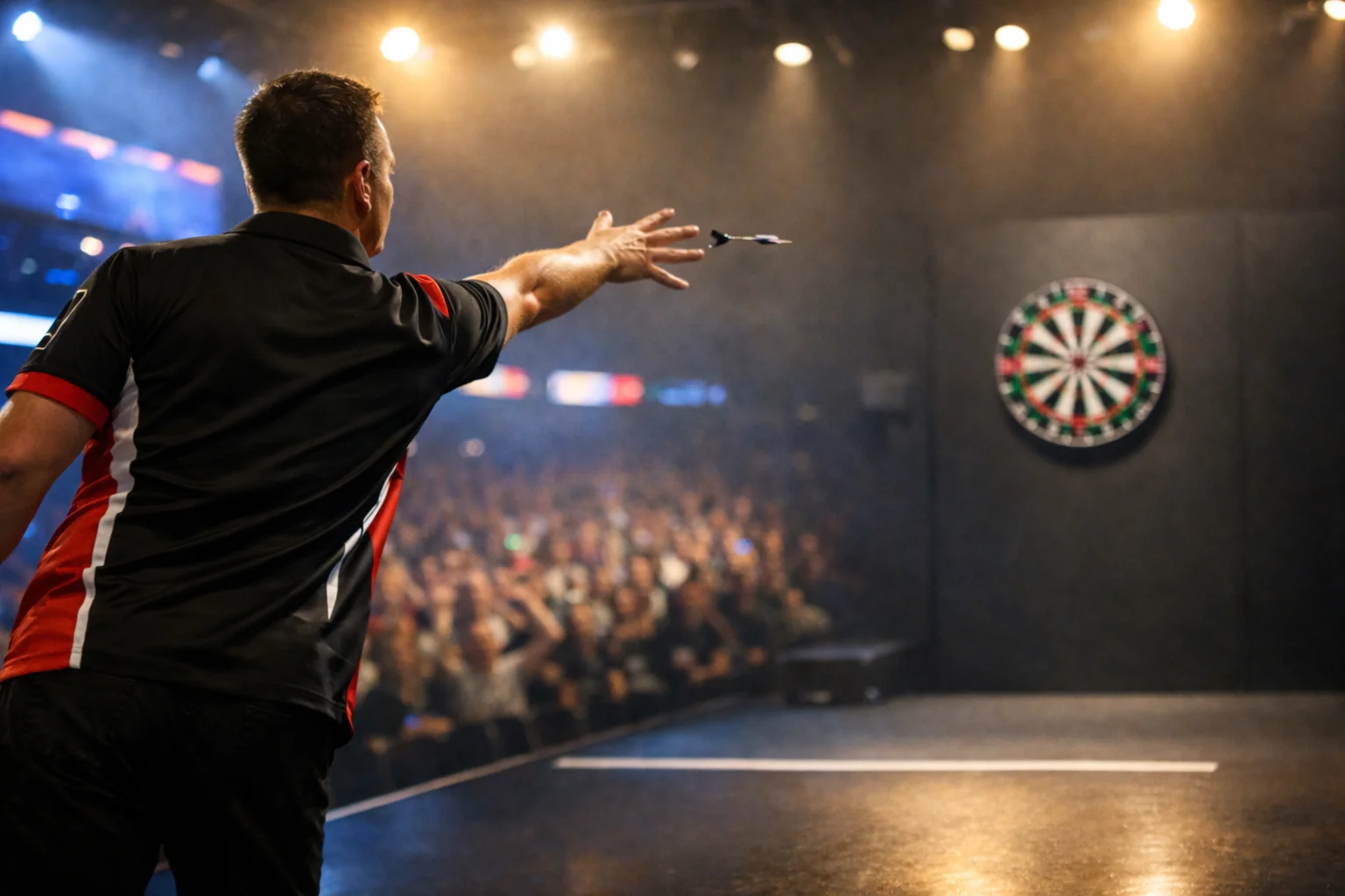 Dartspieler beim Wurf auf der Bühne eines PDC-Turniers mit jubelndem Publikum im Hintergrund